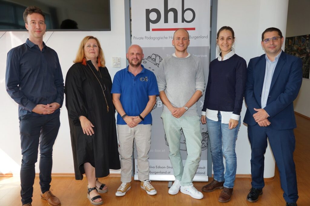 Bild zum Symposium "Geschlechtsidentität/en – Geschlechterrolle/n" der PPH Burgenland - (v.l.n.r.) Mag. Dr. Georg Huemer, PPH Burgenland, ORin Mag.a Veronika Zebinger, Leiterin der schulpsychologischen Beratungsstelle Eisenstadt (Bildungsdirektion Burgenland), Sam Schweiger, Mag. Noah Rieser, Dr.in Nina Hable und
MMag. DDr. Martin Krenn, M.A. LL.M., PPH Burgenland.