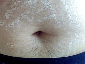 Haare am weiß verschmierten Testobauch